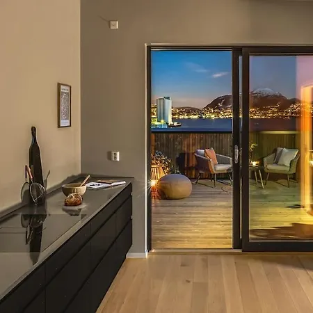 Large Seafront Penthouse Apt! Private Roof Terrace