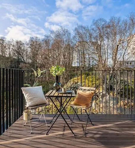 Large Seafront Penthouse Apt! Private Roof Terrace