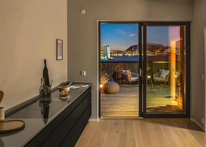 Large Seafront Penthouse Apt! Private Roof Terrace