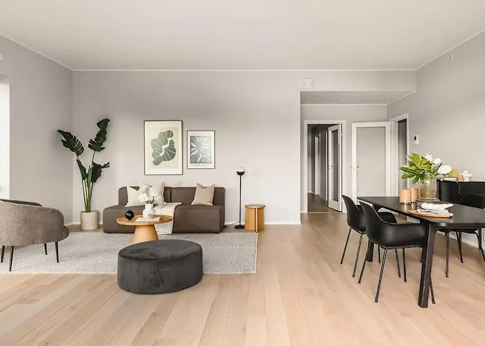 Large Seafront Penthouse Apt! Private Roof Terrace